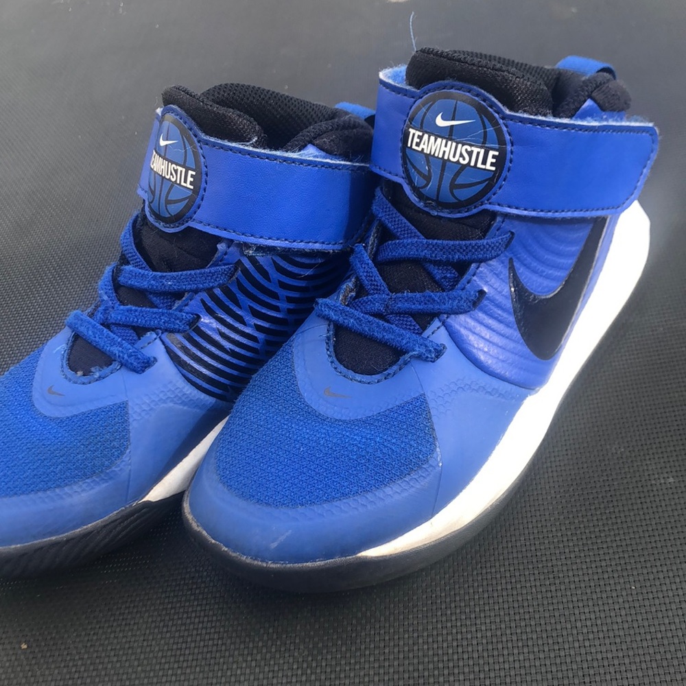 NIKE TEAM HUSTLE SIZE 12 toddler sneakers
